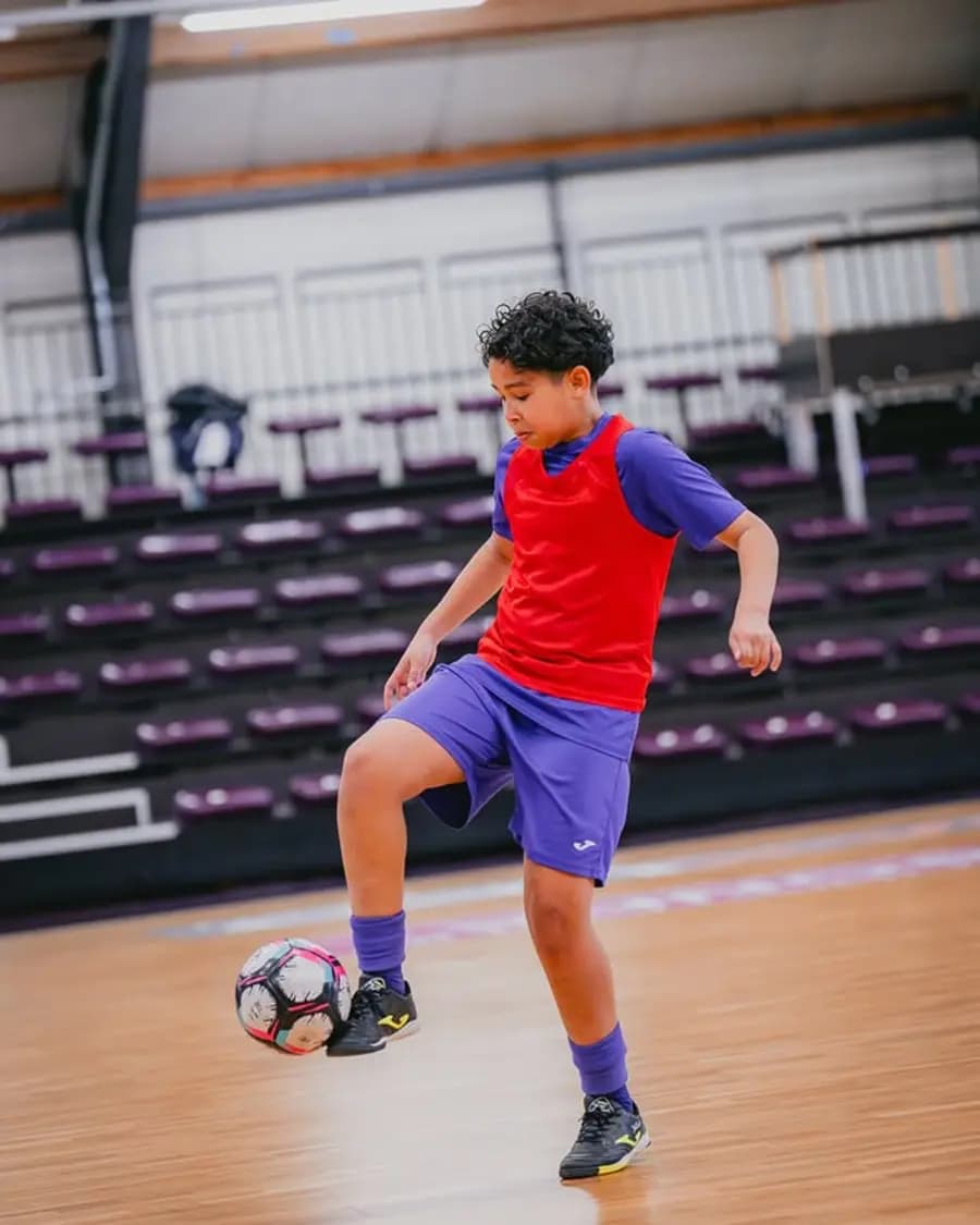 Jonge speler jongleert in de RSCA Futsal Arena