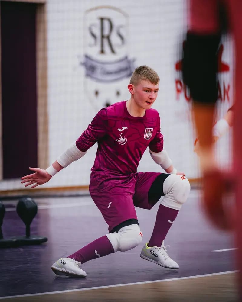 Jeugddoelman tijdens training